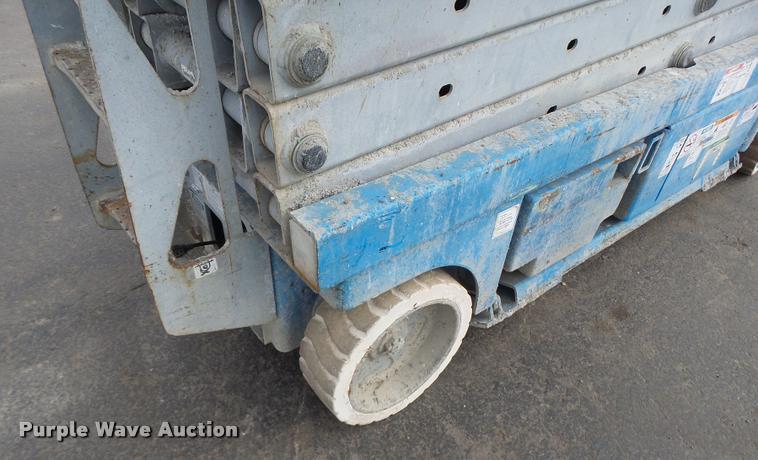 image for item K5666 2004 Genie 2632 scissor lift
