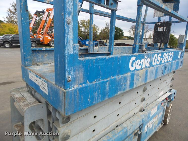 image for item K5666 2004 Genie 2632 scissor lift