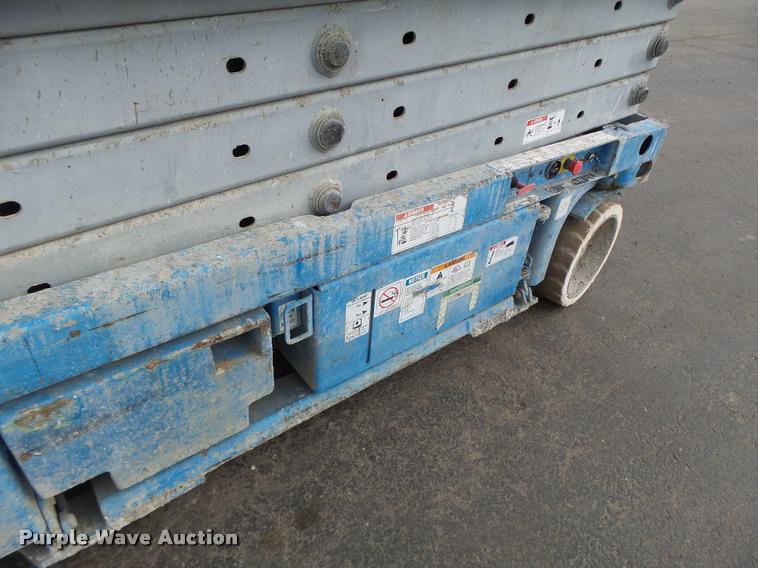 image for item K5666 2004 Genie 2632 scissor lift