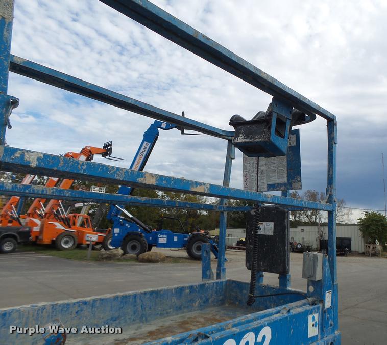 image for item K5666 2004 Genie 2632 scissor lift