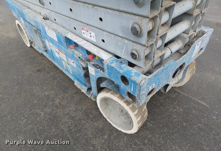 image for item K5666 2004 Genie 2632 scissor lift