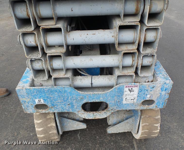 image for item K5666 2004 Genie 2632 scissor lift