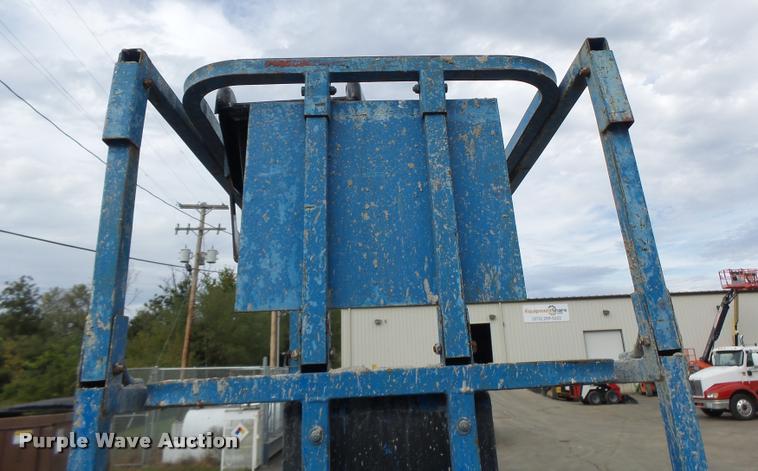 image for item K5666 2004 Genie 2632 scissor lift
