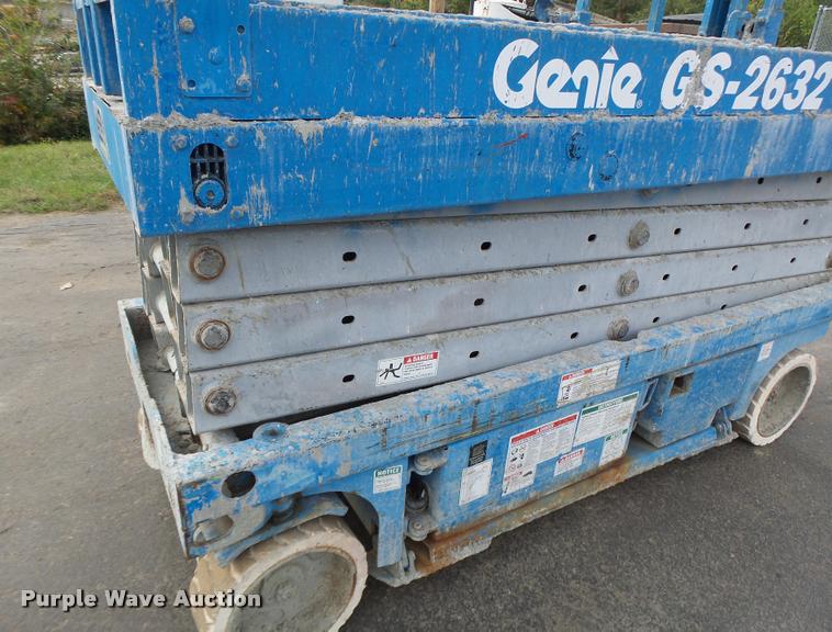 image for item K5666 2004 Genie 2632 scissor lift