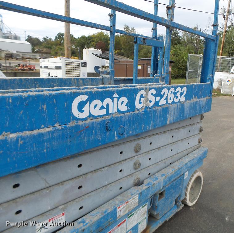 image for item K5666 2004 Genie 2632 scissor lift