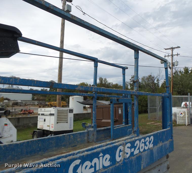 image for item K5666 2004 Genie 2632 scissor lift