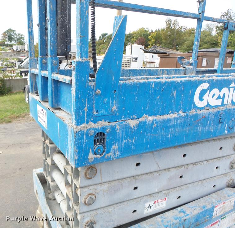image for item K5666 2004 Genie 2632 scissor lift