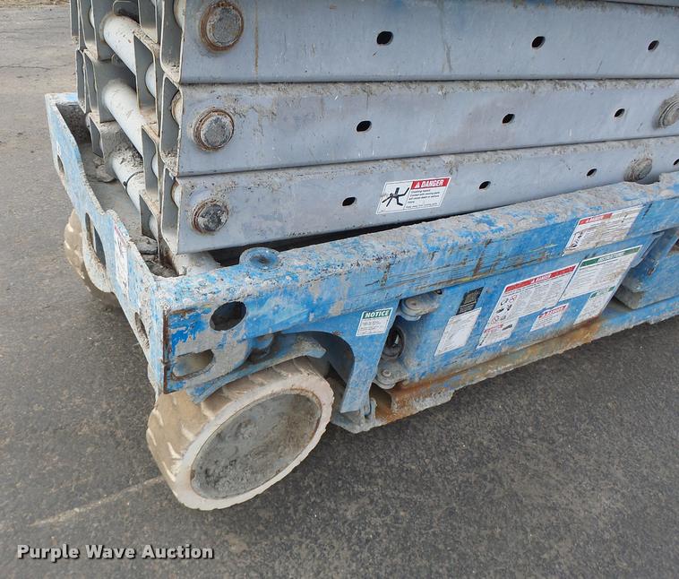 image for item K5666 2004 Genie 2632 scissor lift