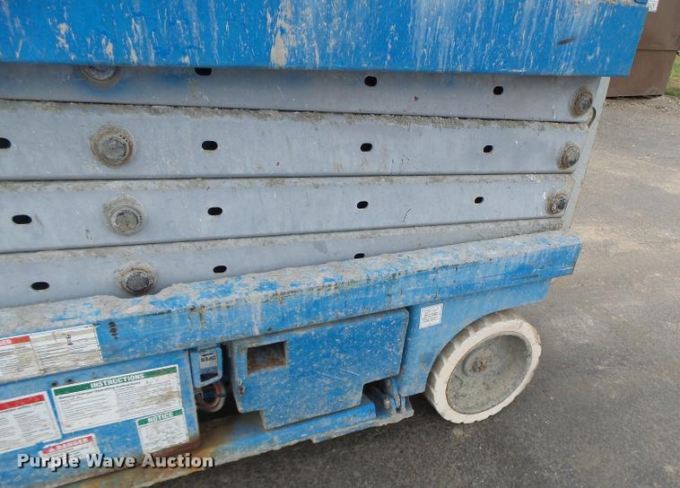 image for item K5666 2004 Genie 2632 scissor lift