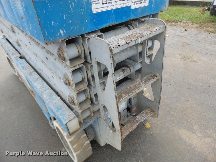 image for item K5666 2004 Genie 2632 scissor lift