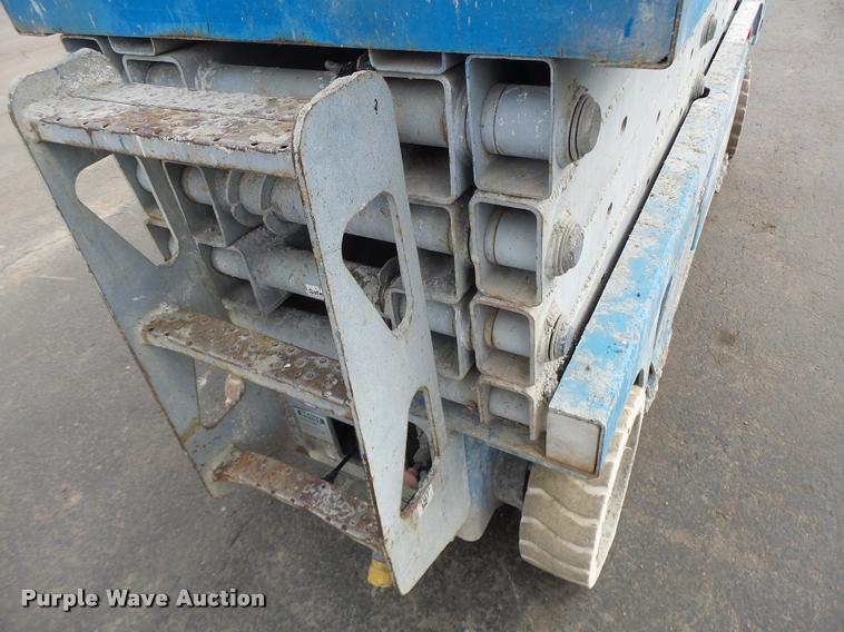 image for item K5666 2004 Genie 2632 scissor lift