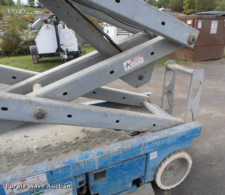 image for item K5666 2004 Genie 2632 scissor lift