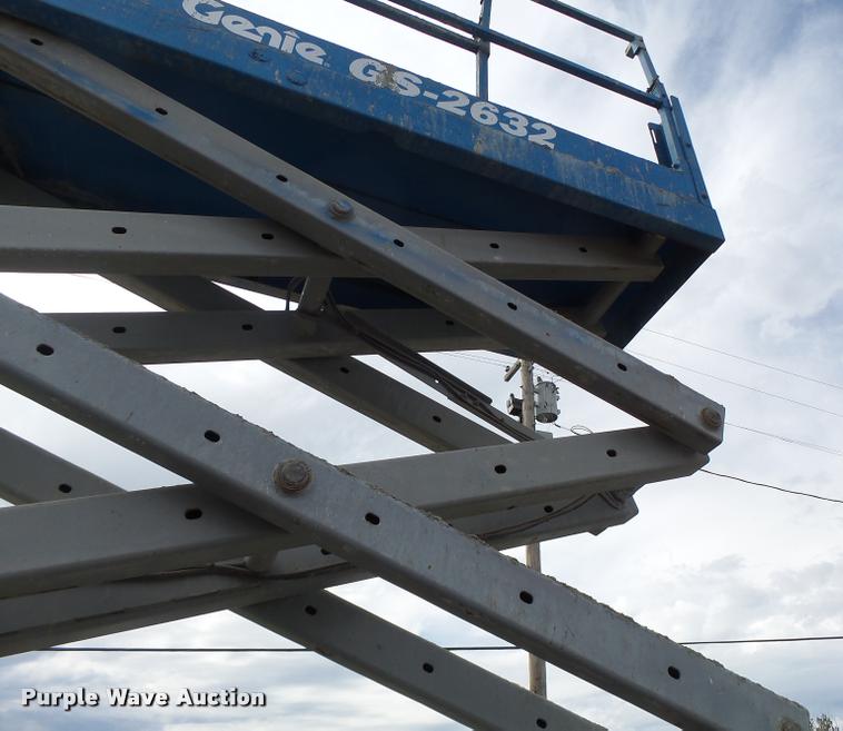 image for item K5666 2004 Genie 2632 scissor lift