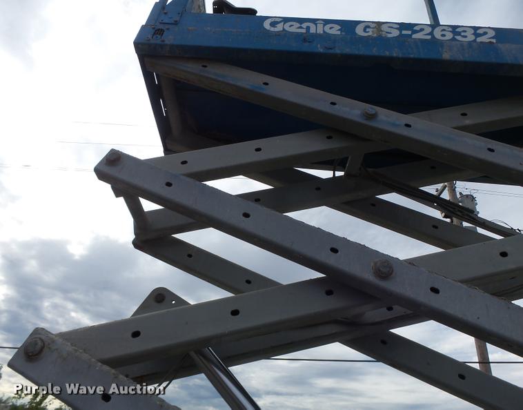 image for item K5666 2004 Genie 2632 scissor lift