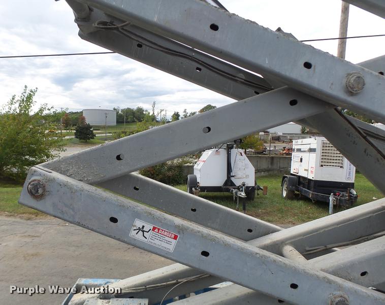 image for item K5666 2004 Genie 2632 scissor lift