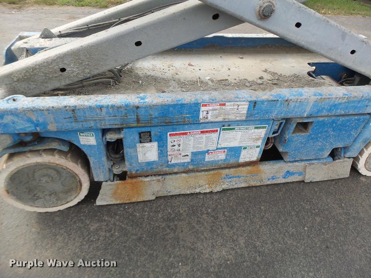 image for item K5666 2004 Genie 2632 scissor lift