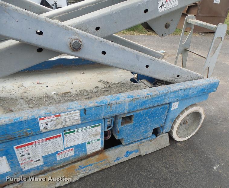 image for item K5666 2004 Genie 2632 scissor lift