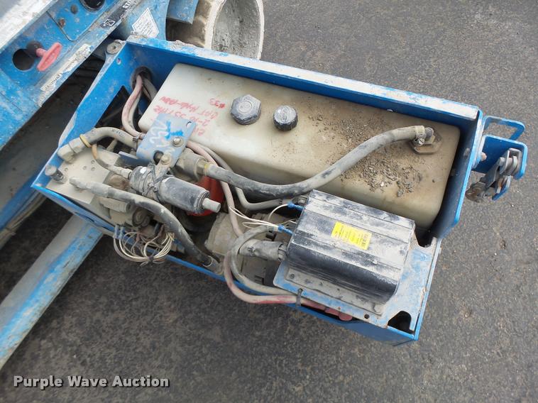 image for item K5666 2004 Genie 2632 scissor lift