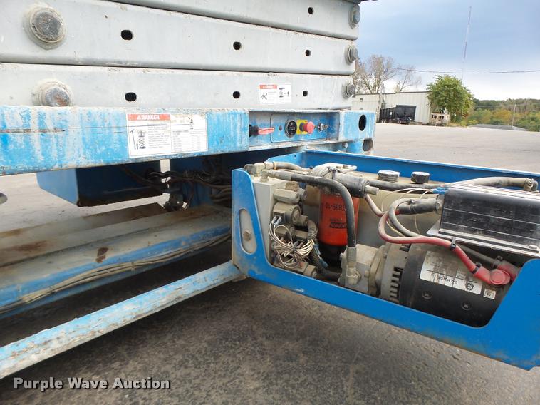 image for item K5666 2004 Genie 2632 scissor lift