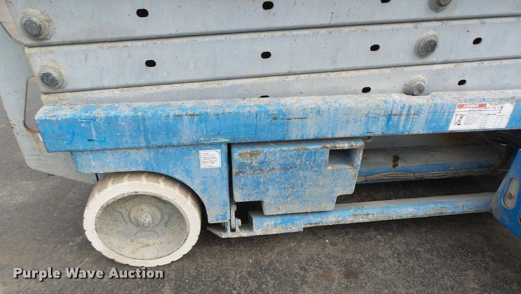 image for item K5666 2004 Genie 2632 scissor lift