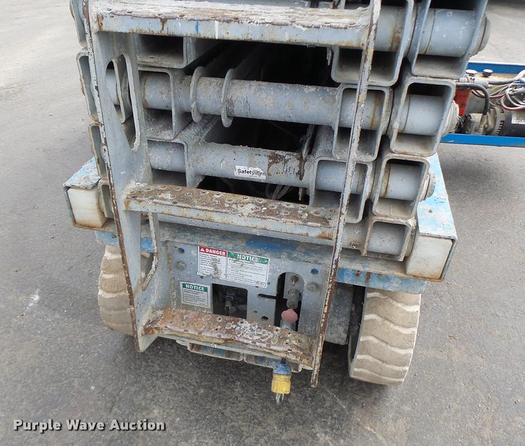 image for item K5666 2004 Genie 2632 scissor lift