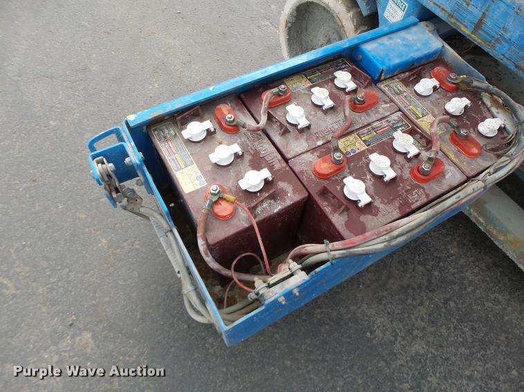 image for item K5666 2004 Genie 2632 scissor lift