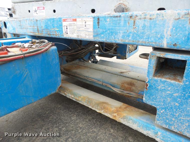 image for item K5666 2004 Genie 2632 scissor lift