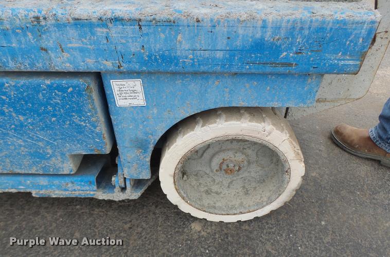 image for item K5666 2004 Genie 2632 scissor lift