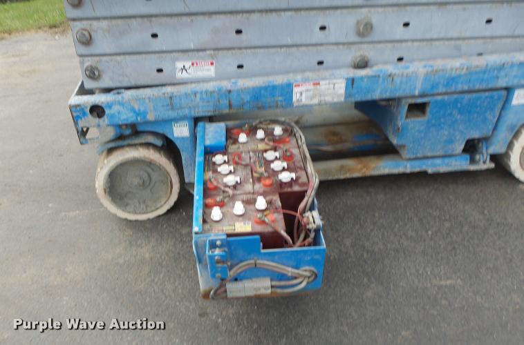 image for item K5666 2004 Genie 2632 scissor lift