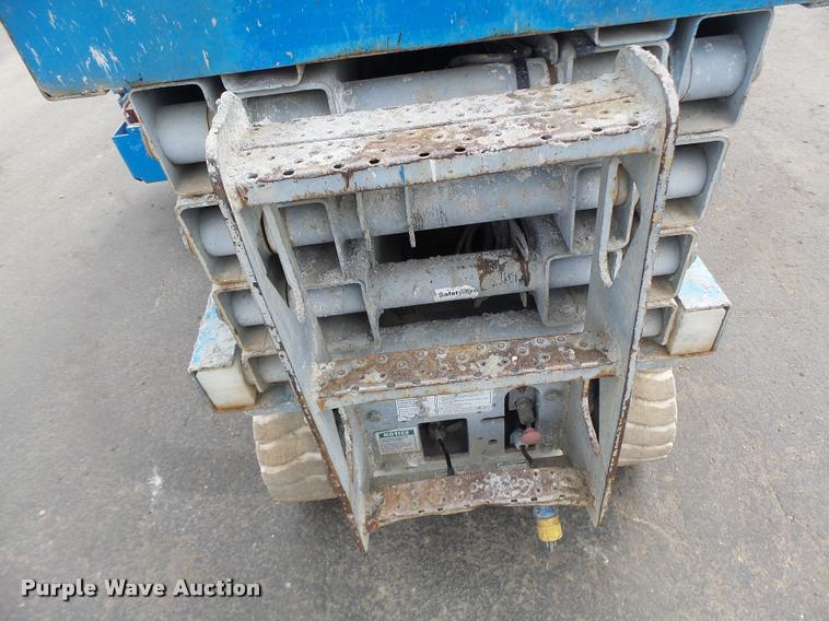 image for item K5666 2004 Genie 2632 scissor lift