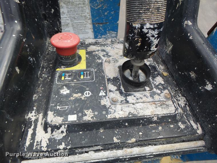 image for item K5666 2004 Genie 2632 scissor lift