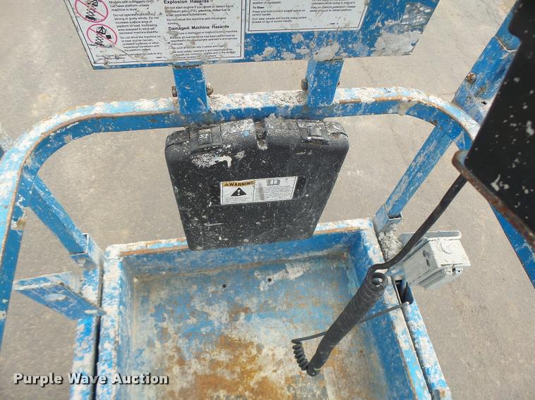 image for item K5666 2004 Genie 2632 scissor lift
