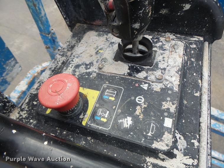 image for item K5666 2004 Genie 2632 scissor lift