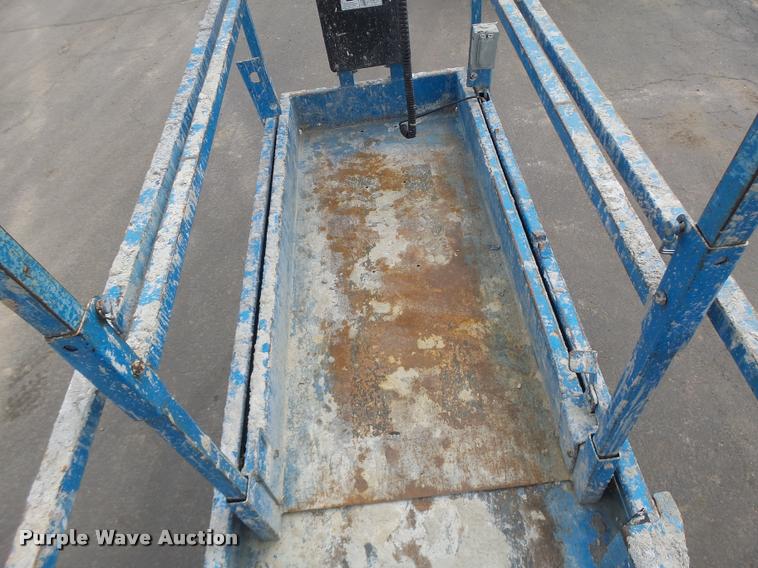 image for item K5666 2004 Genie 2632 scissor lift