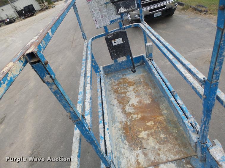 image for item K5666 2004 Genie 2632 scissor lift