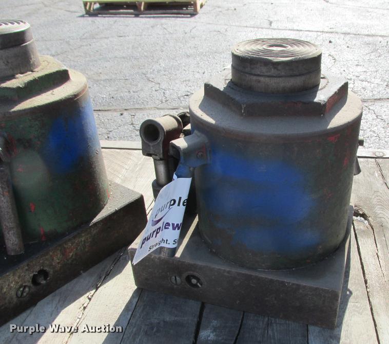 image for item K6240 (2) bottle jacks