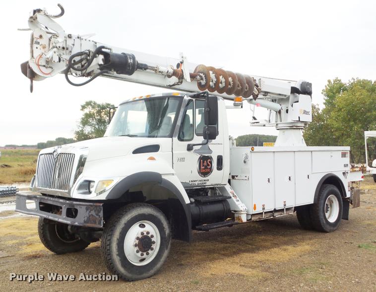 image for item L1707 2005 International 7300 digger derrick truck