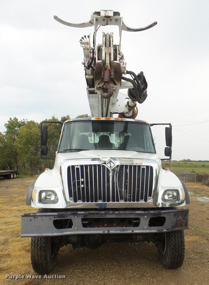 image for item L1707 2005 International 7300 digger derrick truck