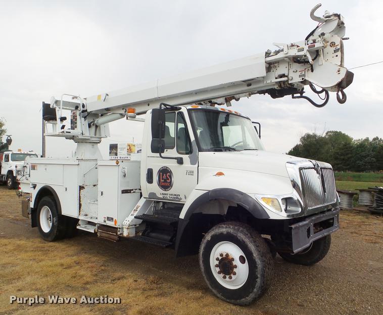 image for item L1707 2005 International 7300 digger derrick truck