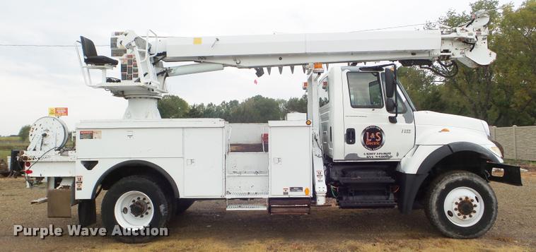 image for item L1707 2005 International 7300 digger derrick truck