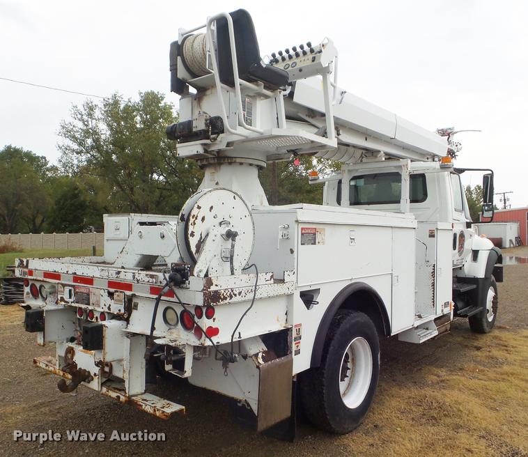 image for item L1707 2005 International 7300 digger derrick truck