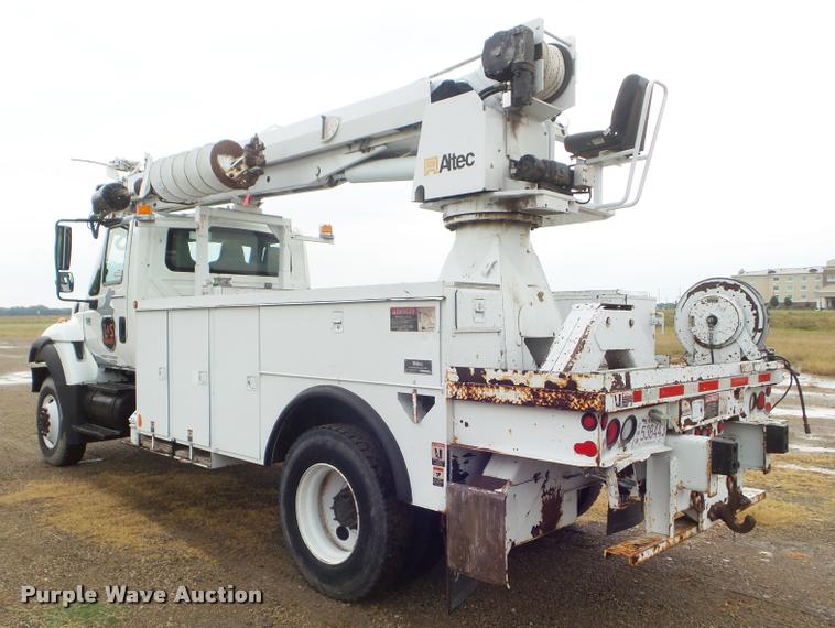 image for item L1707 2005 International 7300 digger derrick truck