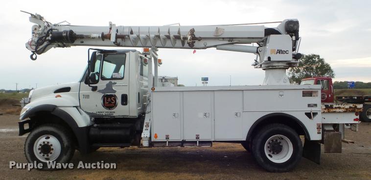 image for item L1707 2005 International 7300 digger derrick truck