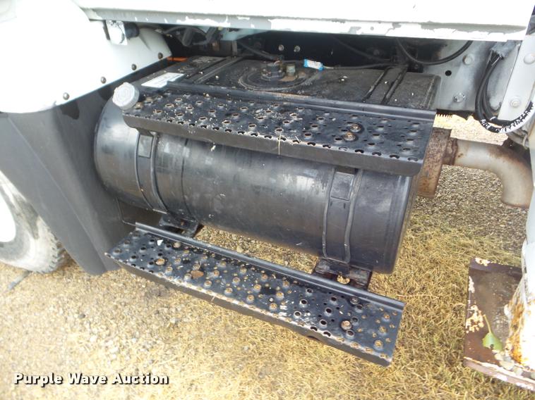 image for item L1707 2005 International 7300 digger derrick truck