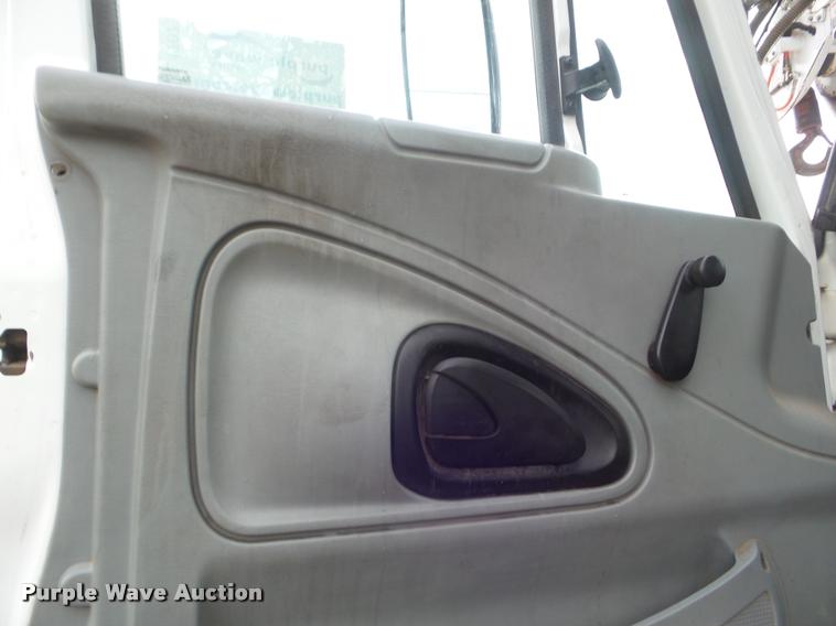 image for item L1707 2005 International 7300 digger derrick truck