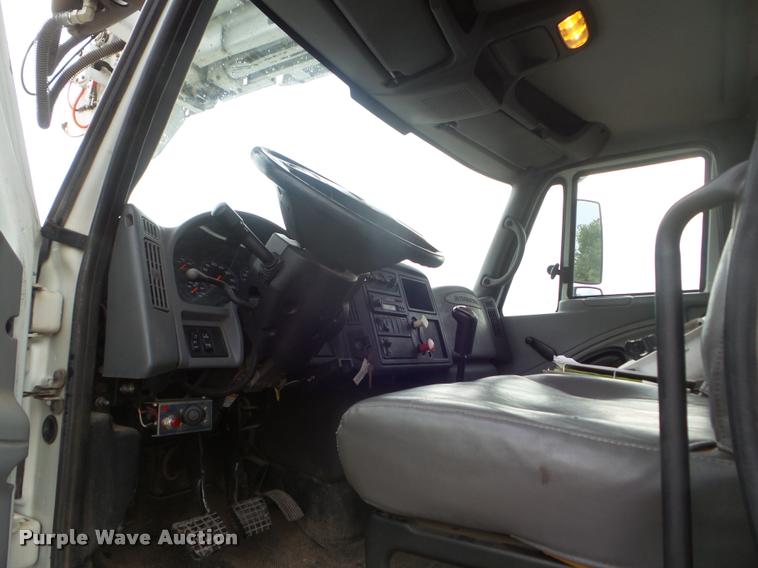 image for item L1707 2005 International 7300 digger derrick truck