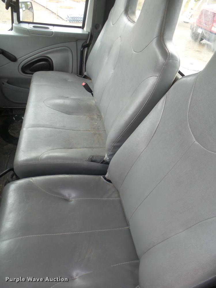 image for item L1707 2005 International 7300 digger derrick truck