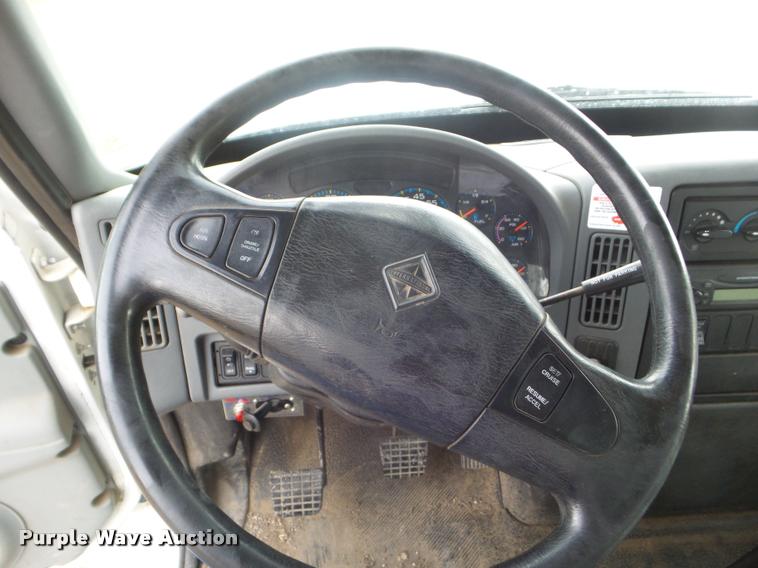 image for item L1707 2005 International 7300 digger derrick truck