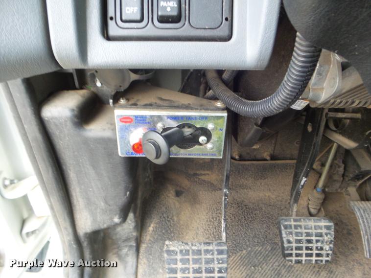 image for item L1707 2005 International 7300 digger derrick truck