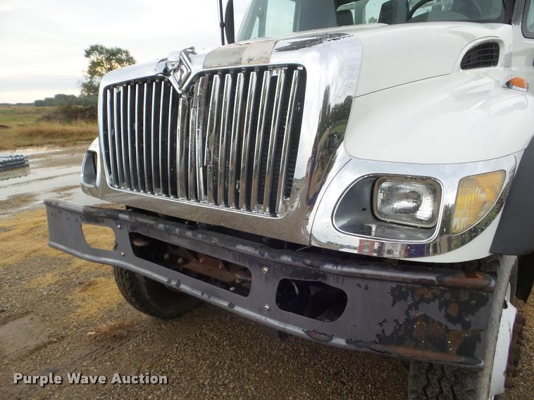 image for item L1707 2005 International 7300 digger derrick truck